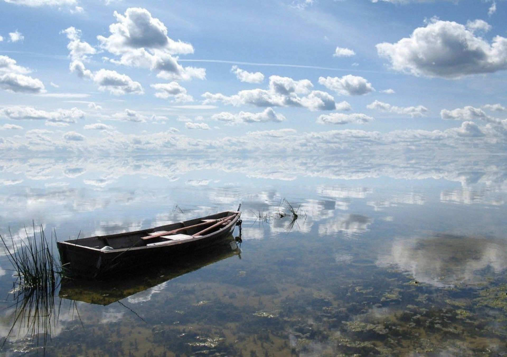 Отражение вода песни. Лодка на воде. Отражение облаков в воде. Лодка на озере. Отражение неба в воде.